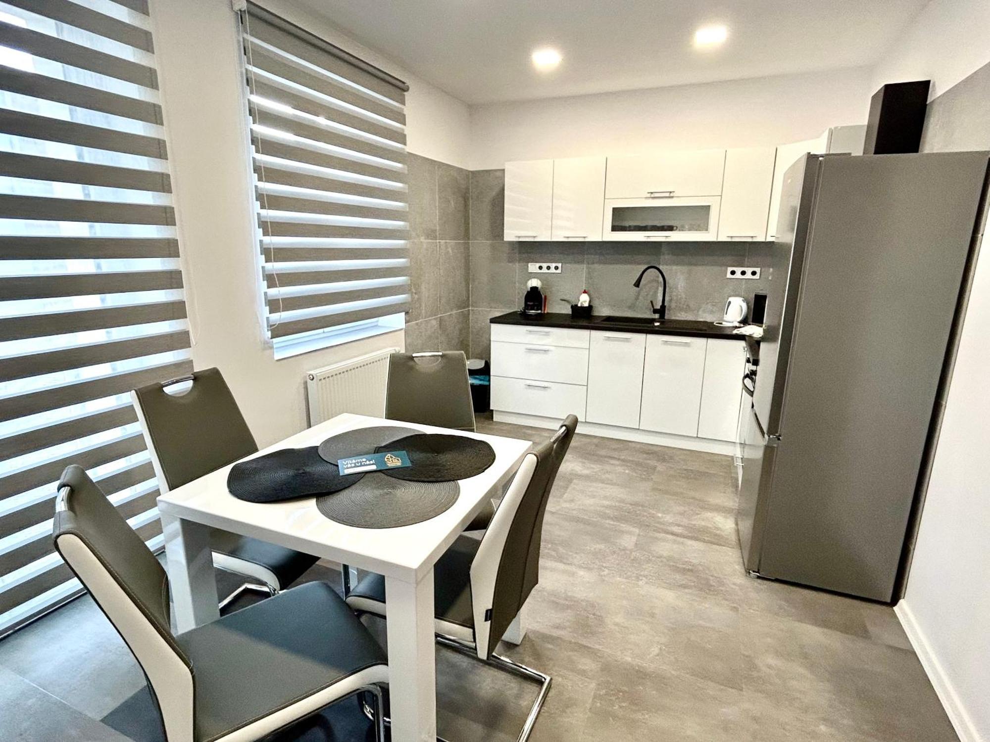 Apartmany Premium Se Soukromym Parkovanim Česká Lípa Esterno foto